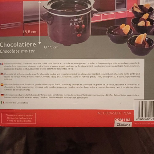 Chocolate melter fondue new with all accessories and recipe book