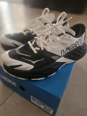 Αθλητικά παπούτσια Hoka One One Speedgoat 7 trail, μαύρα και άσπρα, νούμερο 40