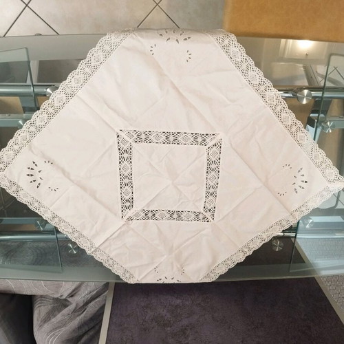 Set of 2 table linens like new