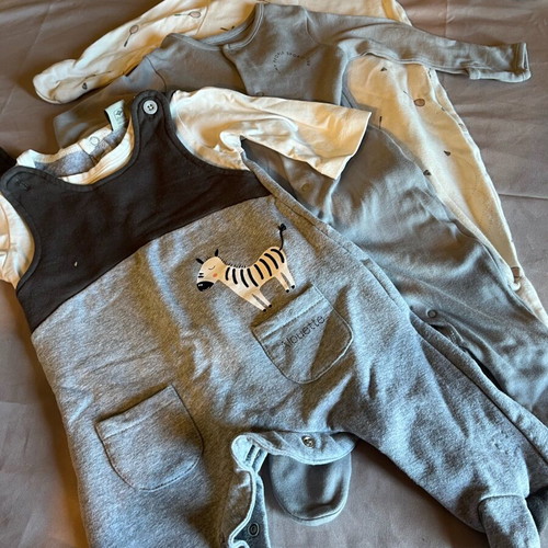 Set of 3 baby bodysuits like new 0-3 months