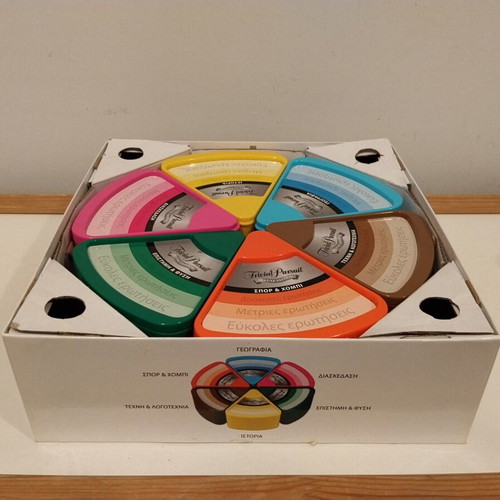 Trivial Pursuit Deluxe Edition board game used, missing blue pieces and instructions