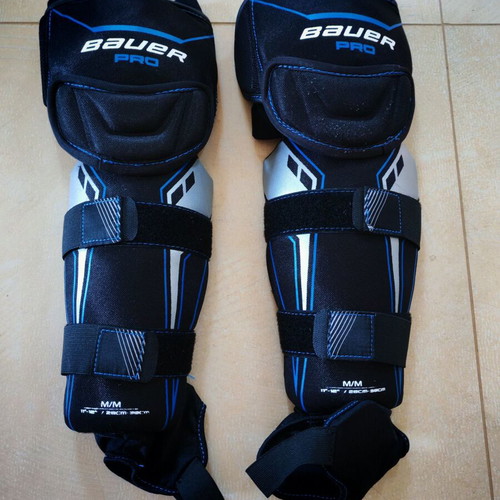 Bauer protective gear for knees and shins like new, Medium 28-30cm