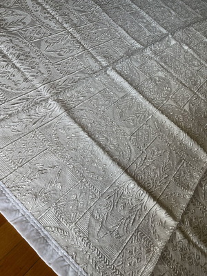 Vintage embossed jacquard quilt with satin trim, like new, white 2.40x1.95m