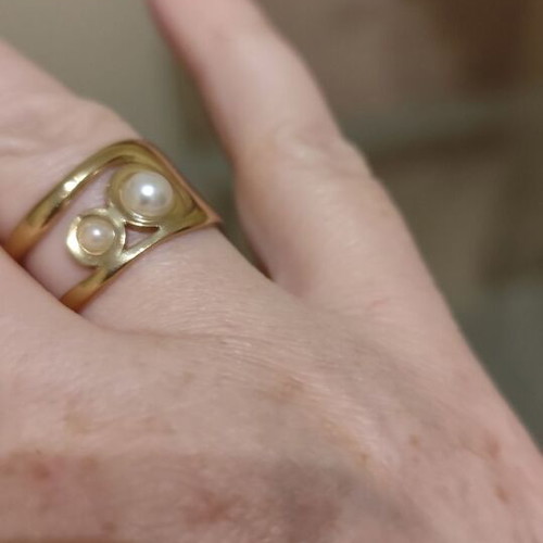 Gold-colored ring with white pearls, stainless steel, like new