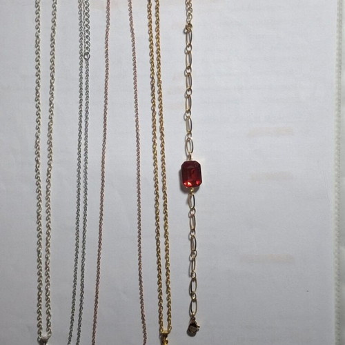 Jewelry set like new with 4 necklaces and 1 bracelet