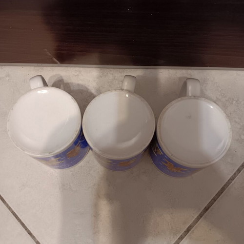 Set of 3 Christmas mugs like new