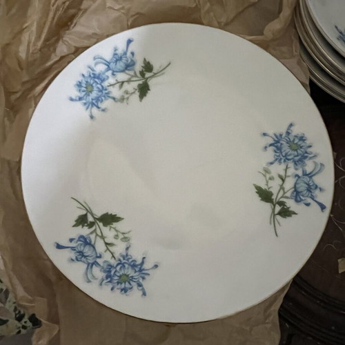 Vintage Chinese tea set like new with 6 cups and 6 dessert plates