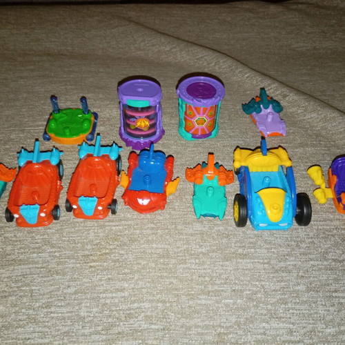 SuperZings set with hideout, vehicles & capsules