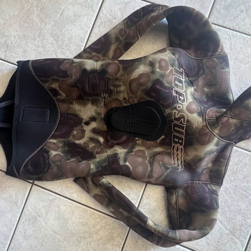 Top Sub wetsuit 7mm used for 1.70m and 70kg person
