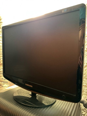 Samsung TV used, for PC and regular TV use