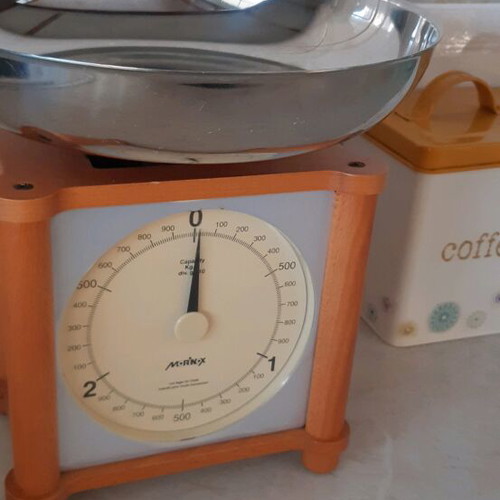 Kitchen set like new with scale and holders
