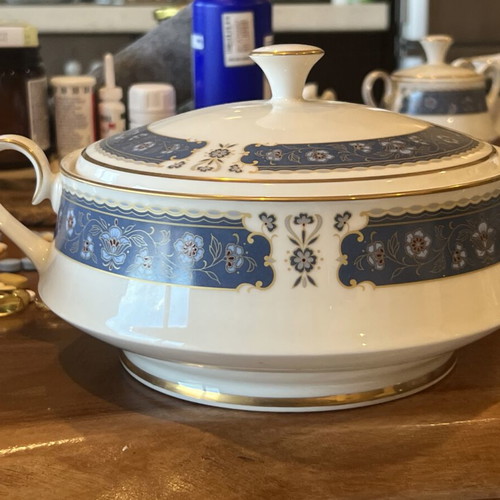 Porcelain dinnerware set with gold trim new, elegant