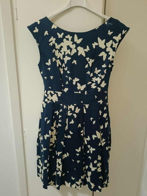 Closet No dress size L like new, blue with butterfly pattern