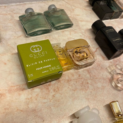 Perfume miniatures like new, all full, 610 pieces