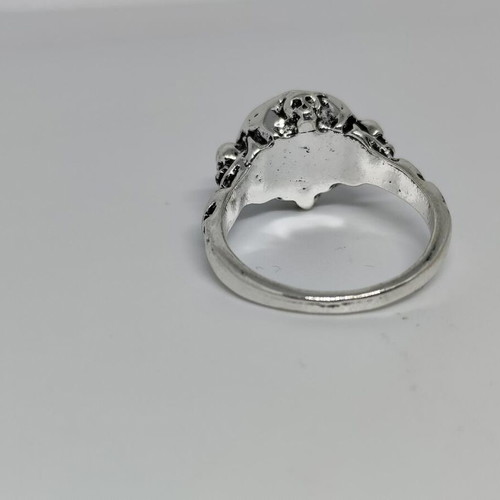 Jack Sparrow ring like new with green stone and skull details