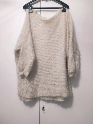 Women's knitted fluffy pink sweater in perfect condition