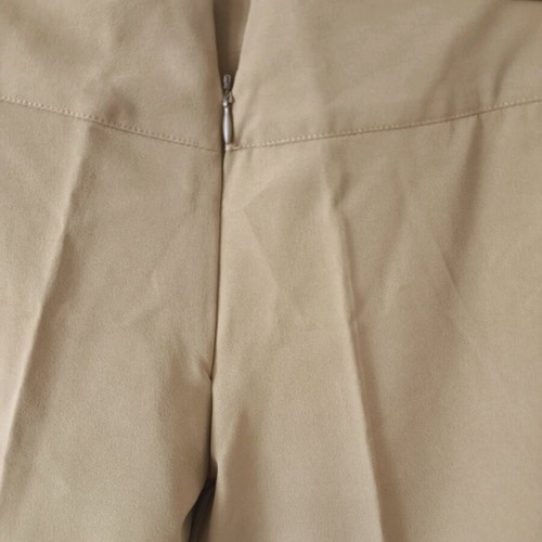Knee-length pants with front zipper in excellent condition