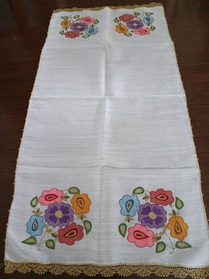 Χειροποίητο σεμέν τσεβρές σε μπεζ μεταξωτό ύφασμα με χρυσή δαντέλα καινούργιο