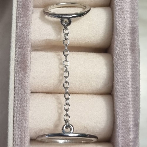 Double ring with chain like new, silver stainless steel