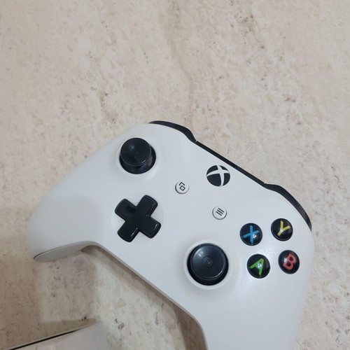 Xbox One 500GB white console with controller and GTA 5