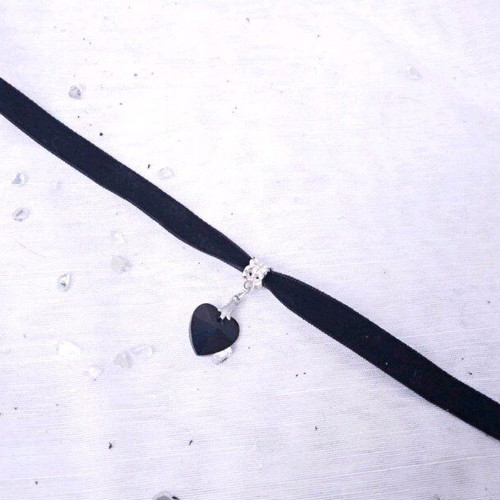 Choker necklace new with black heart pendant