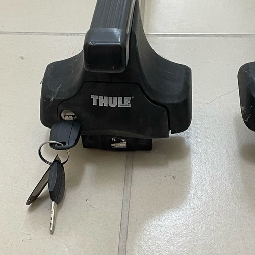 Thule bars like new