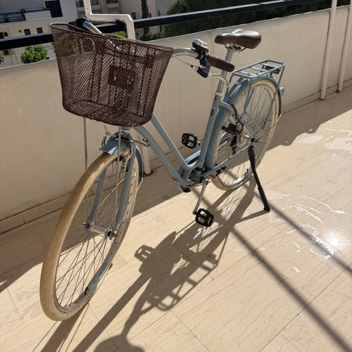 Women's city bicycle blue like new with basket and 6 speeds