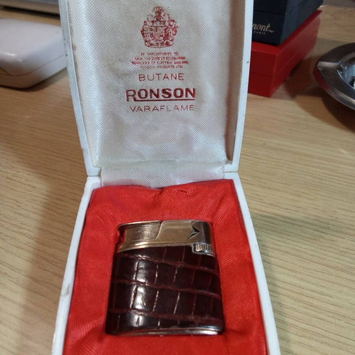 Ronson Varaflame vintage lighter with leather wrap like new
