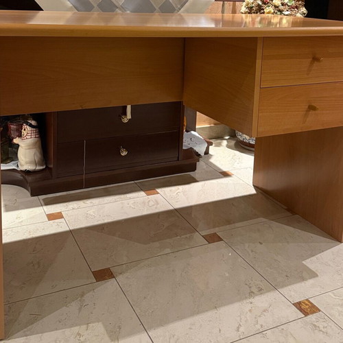 Room desk like new with 2 drawers
