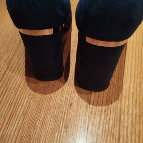 Smart blue suede pumps with medium thick heel like new