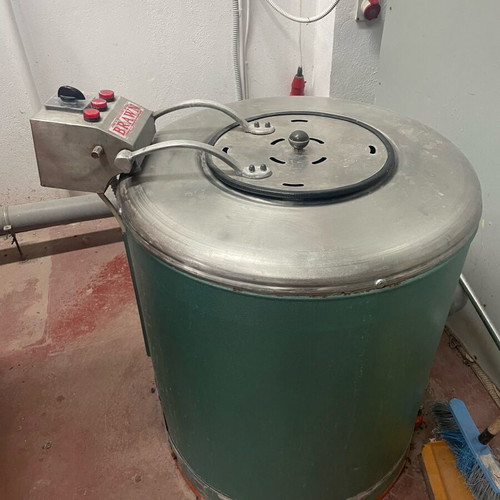 Water extractor for clothes used, industrial