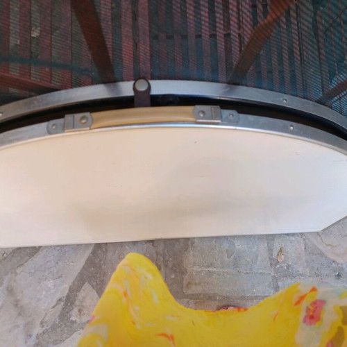 Outdoor folding table like new, metal construction, seats 6