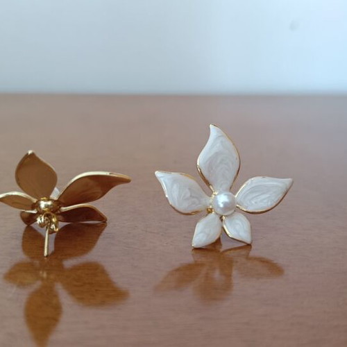 Flower earrings with pearl and white enamel like new