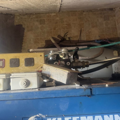 KLEEMANN hydraulic elevator mechanism for 4-floor building, three-phase power