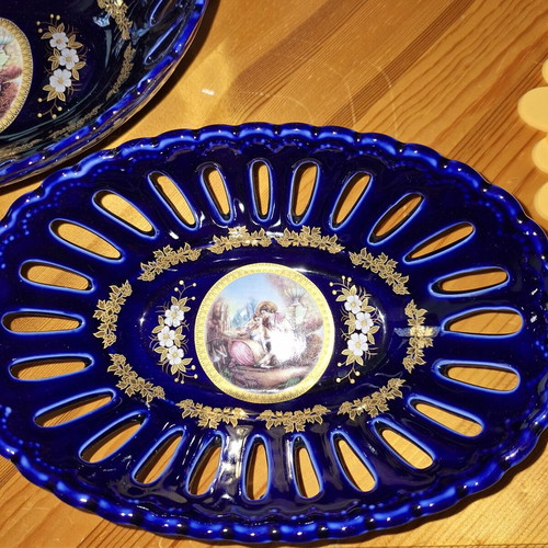 Set of three Japanese-style cobalt and gold fruit bowls