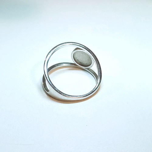 Silver ring 9.25 like new with unique design, size 58