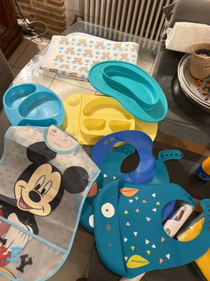 Baby feeding set like new with silicone bibs and plates
