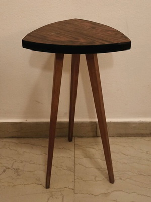 Βοηθητικό τραπεζάκι σαλονιού vintage 1960 Mid Century με τριγωνική επιφάνεια και κωνικά πόδια σαν καινούργιο