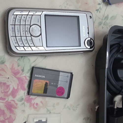 Nokia 6680 phone like new complete with accessories