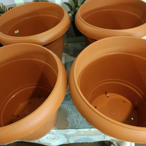 Plastic flower pots brown like new, pack of 6, 45x37 without saucers