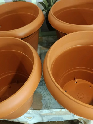 Plastic flower pots brown like new, pack of 6, 45x37 without saucers