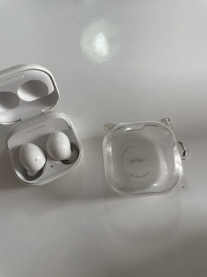 Samsung Buds 2 used, with transparent case, missing one ear tip