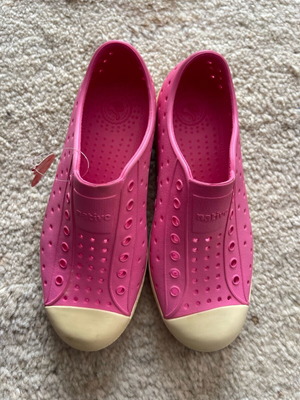 Native kids athletic shoes new, size 33.5, pink