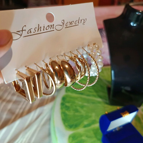 Jewelry set (earrings) in various designs (gold, pearl, geometric). 6 pieces