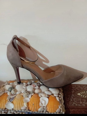 Beige pumps new with hanging heart size 38
