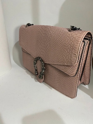 Shoulder bag used in very good condition without wear
