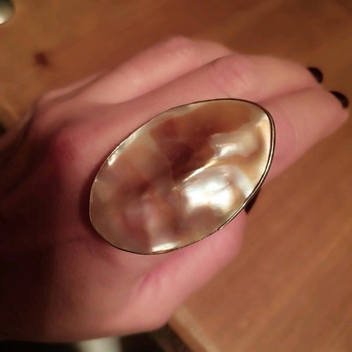 Adjustable ring like shell in excellent condition, white and beige