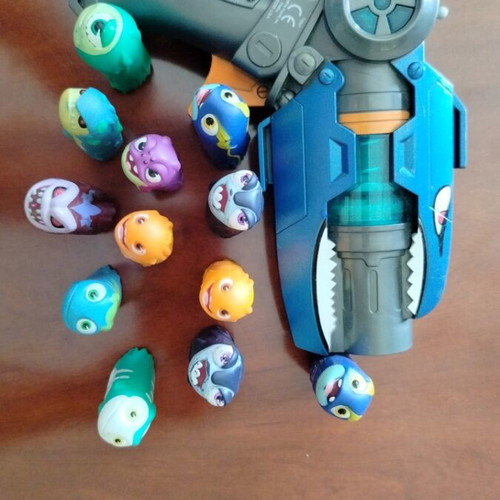 Slugterra toy blaster with 12 figures like new