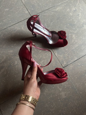 Red sandals with rose size 40 used, ankle tie