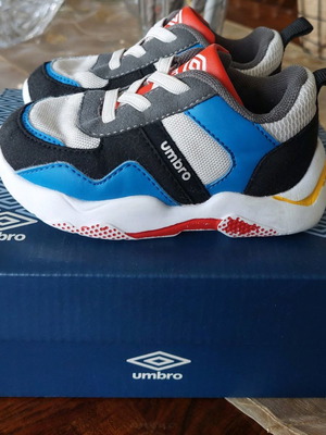 Umbro kids shoes size 22 used